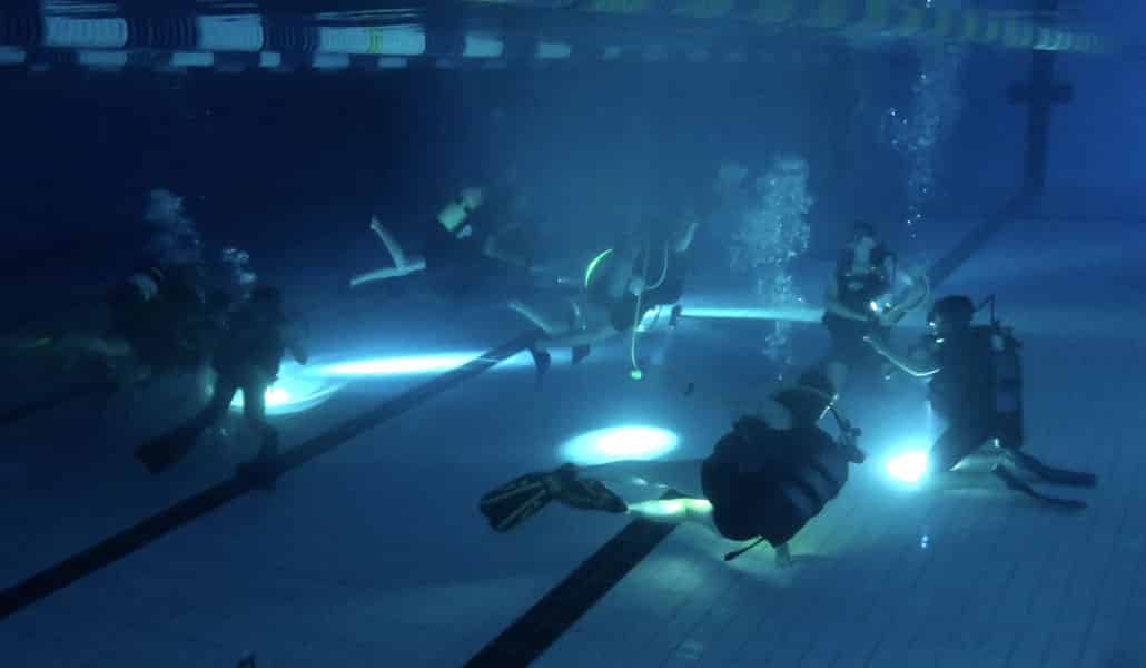 AixPlo Aix-en-Provence Plongée - Plongée piscine de nuit pour les enfants