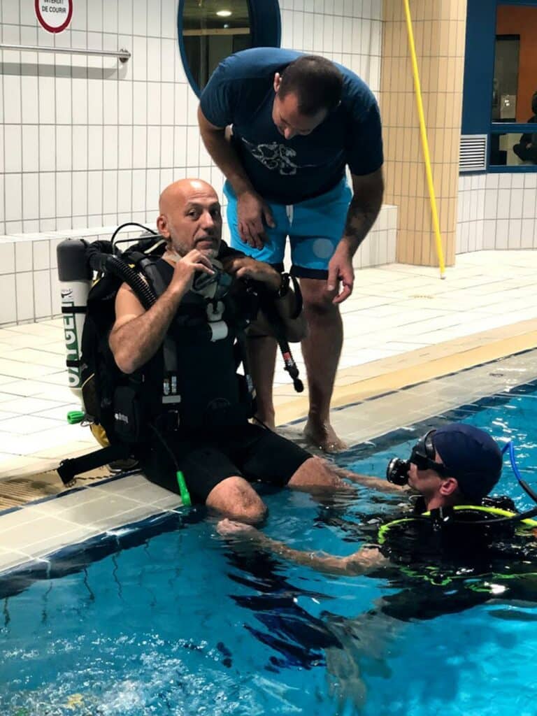 Chacun notre tour, nous testons les recycleurs de plongée, toujours avec un binôme pour assurer la sécurité, même en piscine - AixPlo novembre 2019