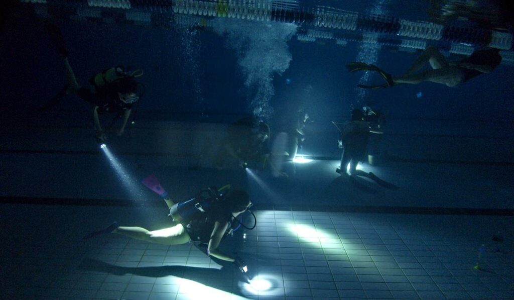 Découverte du parcours pour cette plongée enfants de nuit en piscine- AixPlo janvier 2020