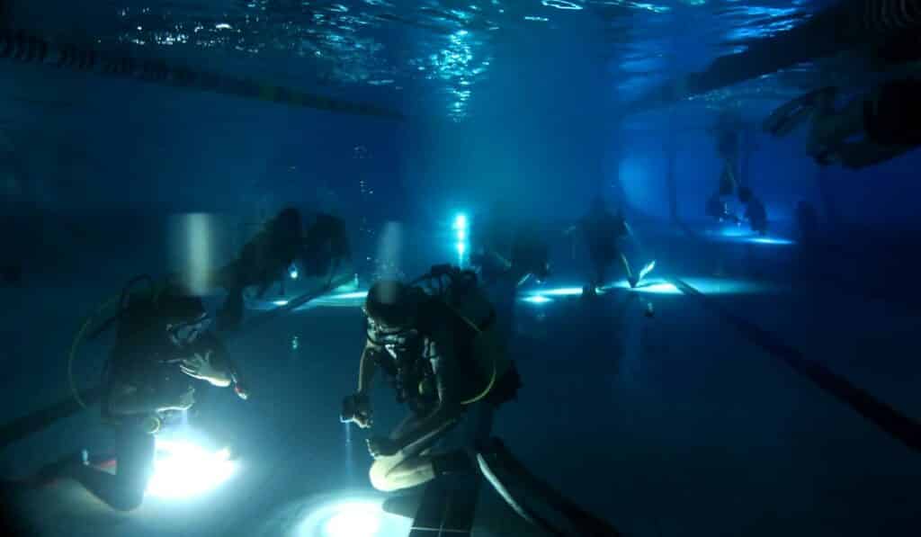 Tout le monde s'amuse au fond de l'eau pour cette plongée enfants de nuit en piscine- AixPlo janvier 2020