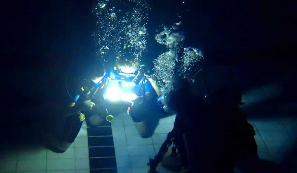 On garde un oeil sur les éléments de sécurité pour cette plongée enfants de nuit en piscine- AixPlo janvier 2020